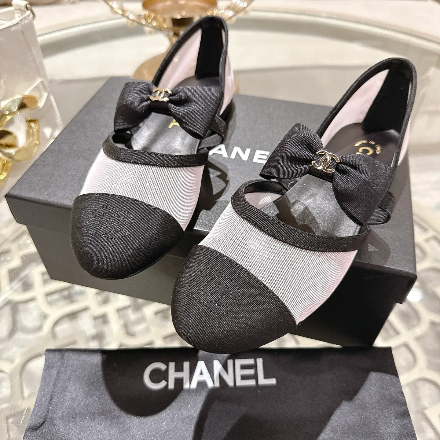 👟👟Ex-factory price 540👟👟 Mesh [purchase-level quality] CHANEL Xiaoxiang 25/A new summer bow-tie shoes 💃 This pair of loafers is really breathtakingly beautiful! Made of cowhide fabric + imported mesh, every detail exudes a sense of high-end ~ classic bow design, Italian genuine leather sole, comfortable and classy on the feet, a perfect must-have for fairies!  🌟 All counters are from the same source! All materials are customized according to the original 1:1, and are developed and patterned from genuine products. The quality is absolutely assured ~ a classic that must be bought every year, a versatile artifact that looks great whether paired with skirts or jeans!  💖 The perfect finishing touch for summer outfits, sisters, just do it! 👉 Fabric: Imported sheepskin Lining: Imported sheepskin Outsole: Private molded outsole Code number: 35-40 (41 customized, non-refundable) Mesh surface